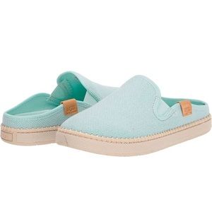 UGG Delu Sneaker in Shade Sky (S/N 1125093), Women’s Size 8.